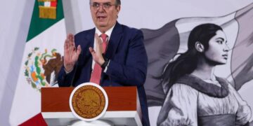 Ebrard presenta programa de apoyo a la industria de vehículos pesados con incentivos fiscales