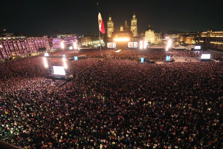 Noche histórica de Shakira en el Zócalo de la Ciudad de México. Rompe récord de asistencia al cantar ante 400 mil fans