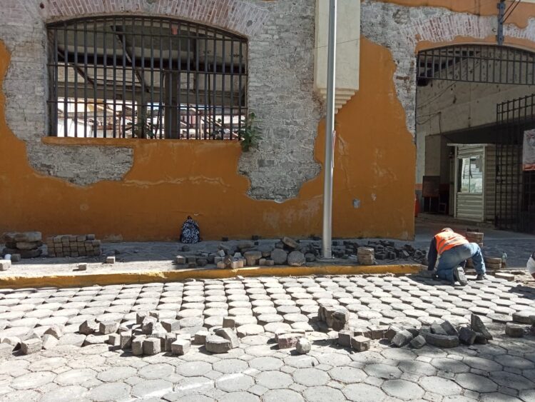 Instruye Pepe Chedraui mantenimiento de banquetas en el Centro Histórico