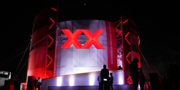 Dos Equis sorprende en EDC México 2026 con su experiencia de brazos robóticos