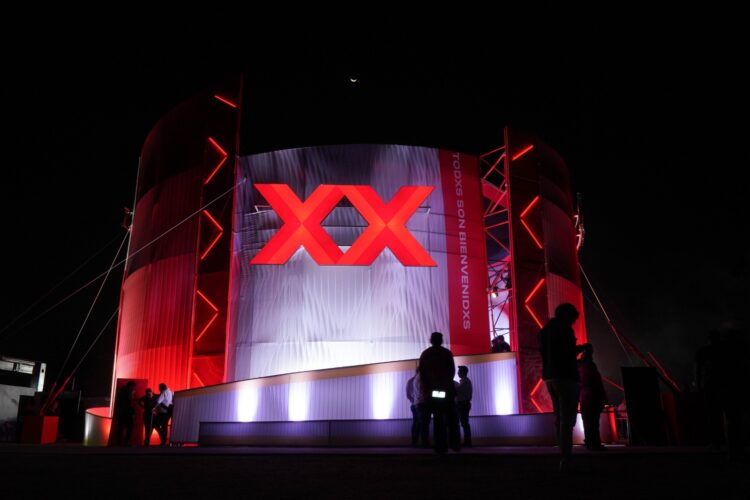 Dos Equis sorprende en EDC México 2026 con su experiencia de brazos robóticos