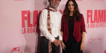 Julieta Venegas y Lorenzo Hagerman celebran la premiere con alfombra rosa de «Flamingos: la vida después del meteorito»