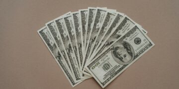 El dólar presiona al peso mexicano en medio de tensiones geopolíticas y decisiones clave de bancos centrales