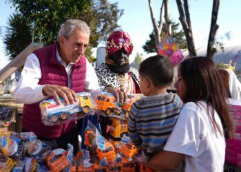 Lleva Pepe Chedraui a los Reyes Magos a Romero Vargas y colonia La Rosa