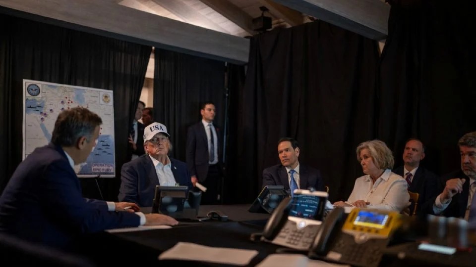 «Esperaron demasiado»: Trump afirma que nuevos líderes de Irán buscan negociar y accedió a hablar con ellos