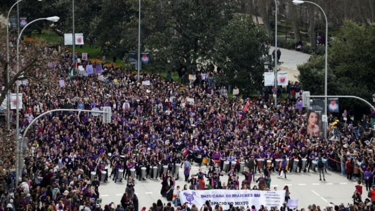 «¡Alto a la violencia machista!»: miles de mujeres salen a protestar en Europa y Asia este 8M
