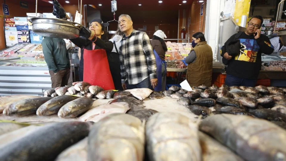 Mexicanos apuestan por los mercados locales para hacer frente a la inflación en Semana Santa