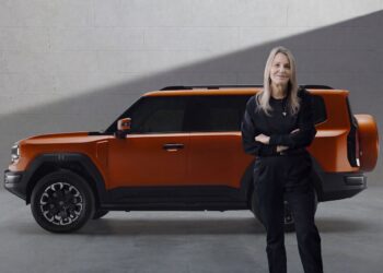 La serie premium G de JETOUR presenta su nueva identidad visual «Cresta de Acero» dirigida por la legendaria diseñadora Paula Scher