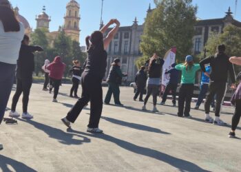 Llevan a acabo instructores del DIF Toluca clase masiva de cardio en Plaza de los Mártires