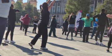 Llevan a acabo instructores del DIF Toluca clase masiva de cardio en Plaza de los Mártires