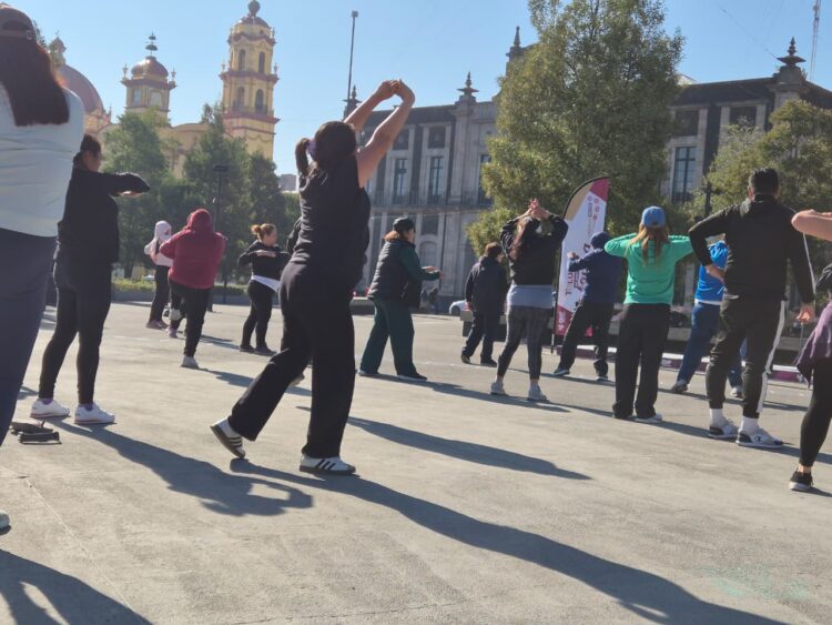 Llevan a acabo instructores del DIF Toluca clase masiva de cardio en Plaza de los Mártires