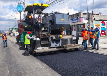 Mantiene Gobierno municipal trabajos de pavimentación en la avenida Lombardo Toledano