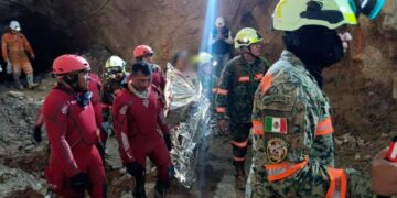Sale de la mina el segundo trabajador atrapado en Sinaloa y lo trasladan al hospital de Mazatlán