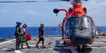 Familia pasa siete días perdida en el Pacífico Occidental; Guardia Costera de EU los localiza y rescata con vida