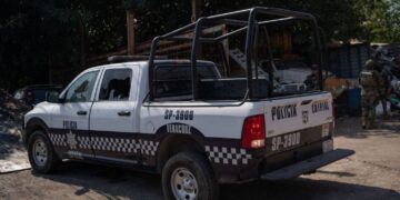 Intervienen comandancia de Coscomatepec, Veracruz, tras hallazgo de presunta droga a seis policías