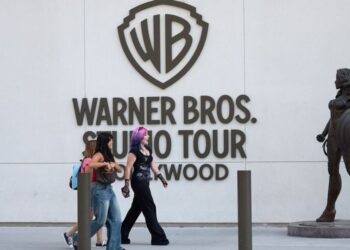 Joaquin Phoenix, Lily Gladstone, Bryan Cranston y cientos en Hollywood expresan preocupación por la fusión de Warner con Paramount