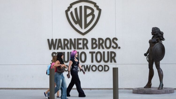 Joaquin Phoenix, Lily Gladstone, Bryan Cranston y cientos en Hollywood expresan preocupación por la fusión de Warner con Paramount