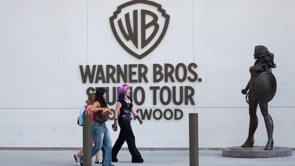 Joaquin Phoenix, Lily Gladstone, Bryan Cranston y cientos en Hollywood expresan preocupación por la fusión de Warner con Paramount