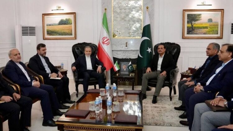 Ministro de Exteriores de Irán sostiene negociaciones con Pakistán, pero evita encuentro con representantes de EU