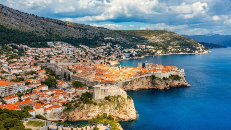 Reportan oleada de amenazas de bomba falsas en Croacia; evacuan escuelas, un centro comercial y el ayuntamiento