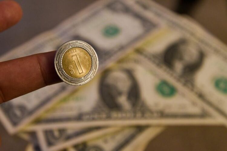 Peso mexicano se fortalece previo a decisión de Banxico; Bolsa Mexicana también avanza