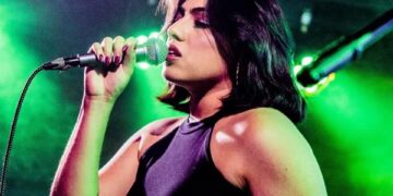Aura Violeta inspira resiliencia con el lanzamiento de su sencillo “La Vida Va”