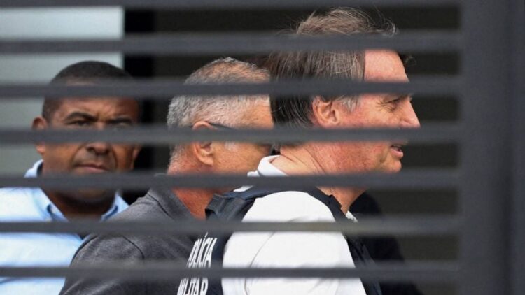 Internan a Bolsonaro en Brasilia para operarle el hombro derecho