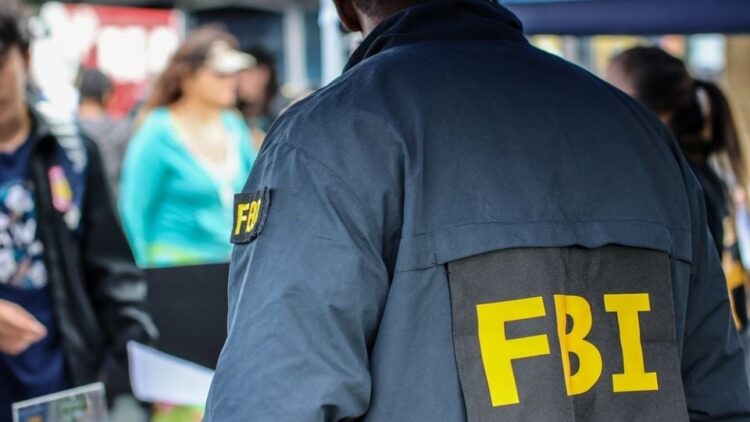 Director del FBI destaca el desmantelamiento de red de narcotráfico en Kansas ligada a cártel mexicano