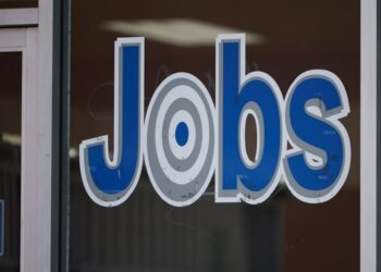 Desempleo de EU se mantiene en 4.3% en abril pese a creación de más de 100 mil puestos