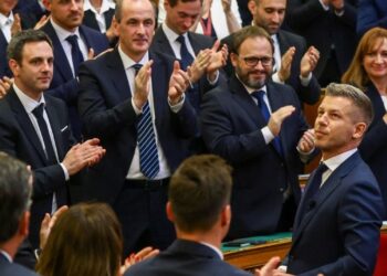 Invisten a Péter Magyar como nuevo primer ministro de Hungría y pone fin a 16 años de Orbán