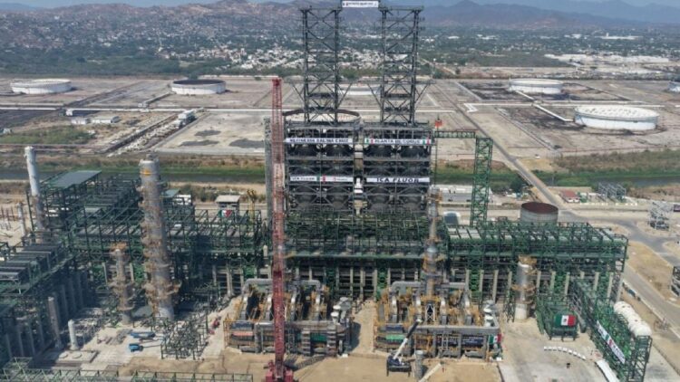 Pemex confirma fallecimiento de uno de los seis trabajadores lesionados por la explosión en refinería de Salina Cruz