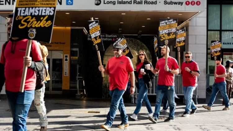 Estalla huelga ferroviaria en Nueva York; Trump culpa a la gobernadora del estado