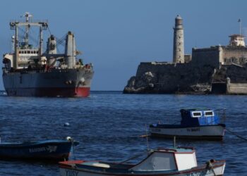 Llega a Cuba un buque comercial con ayuda humanitaria de México y Uruguay