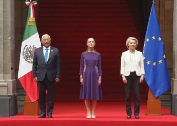 Representantes de la Unión Europea arriban a Palacio Nacional para participar en la cumbre bilateral con México