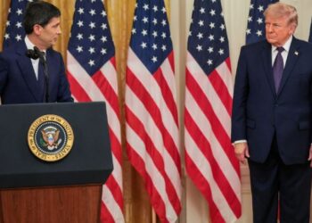 Kevin Warsh asume la presidencia de la Fed en medio de presiones a la política monetaria