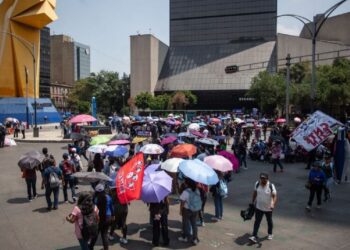 Siguen movilizaciones de la CNTE: bloquean Paseo de la Reforma e instalan plantón en aeropuerto de Oaxaca