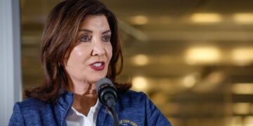 Nueva York promueve restricciones para operaciones del ICE: limita pasamontañas y operaciones en escuelas e iglesias