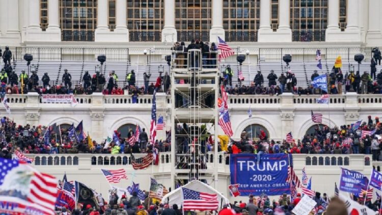 Involucrados en asalto al Capitolio de EU en 2021 exigen compensación de fondo millonario de Trump
