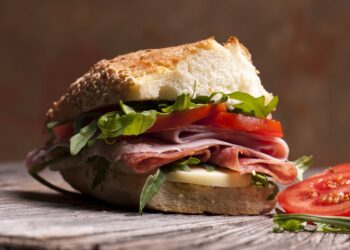 Sal en exceso sin darte cuenta: 10 alimentos que esconden más sodio del que imaginas