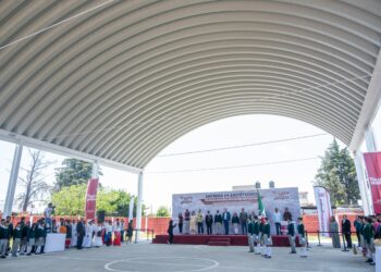 Entrega Ricardo Moreno arcotecho a estudiantes y docentes de la Telesecundaria Silvestre Revueltas
