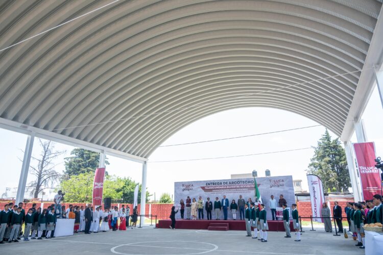 Entrega Ricardo Moreno arcotecho a estudiantes y docentes de la Telesecundaria Silvestre Revueltas