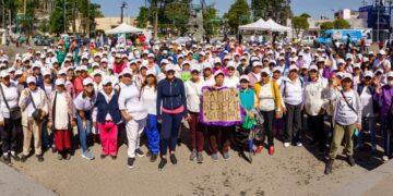 Reúne Rocío Pegueros a más de 280 adultos mayores en caminata por la salud