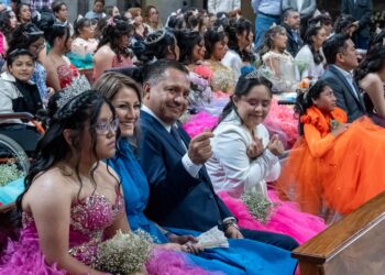 Cumplen Rocío Pegueros y Ricardo Moreno fiesta de ensueño a 152 quinceañeras