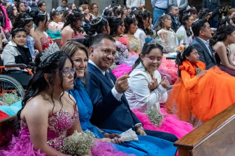 Cumplen Rocío Pegueros y Ricardo Moreno fiesta de ensueño a 152 quinceañeras