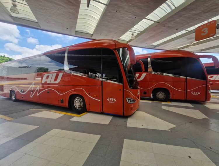 De 7 unidades a mover 32 millones de pasajeros: 100 años garantizando que siempre hay un AU para llevarte