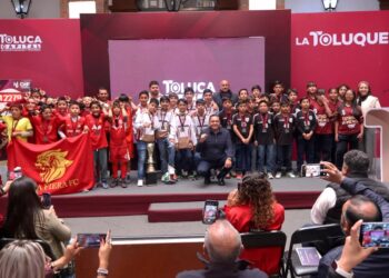 Felicita Ricardo Moreno a niñas y niños que nos representarán en Jalisco y Japón