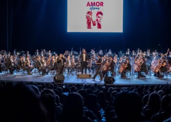 Conquistan Juan Gabriel y la OFiT el corazón de las mamás de Toluca