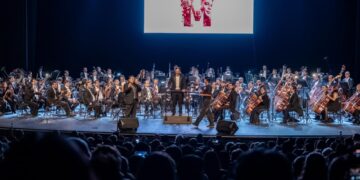 Conquistan Juan Gabriel y la OFiT el corazón de las mamás de Toluca