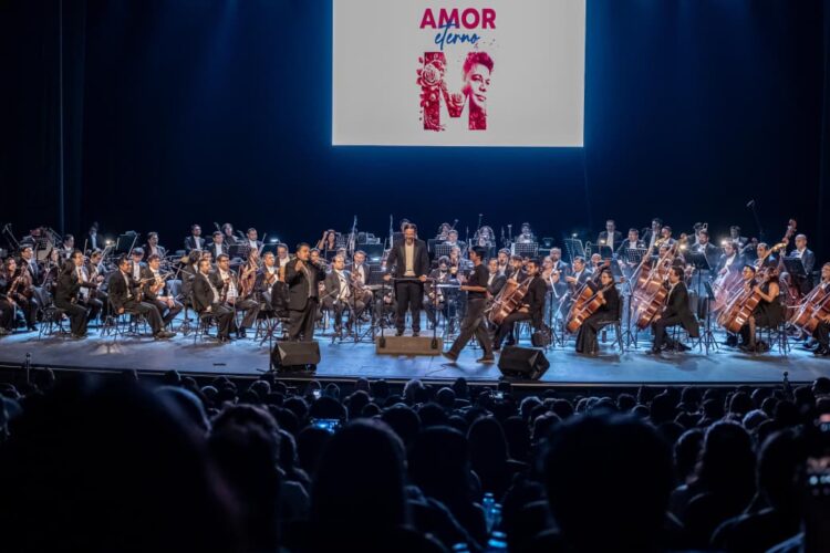 Conquistan Juan Gabriel y la OFiT el corazón de las mamás de Toluca