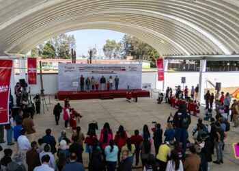 Transforma Ricardo Moreno espacios escolares con nuevos arcotechos en escuelas